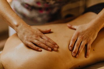 Nahaufnahme von Händen während einer Massage